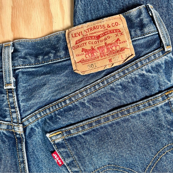 Lᴇᴠɪ’s 501 5 Pᴏᴄᴋᴇᴛ Bᴜᴛᴛᴏɴ Fʟʏ Jᴇᴀɴs - Picture 5 of 11